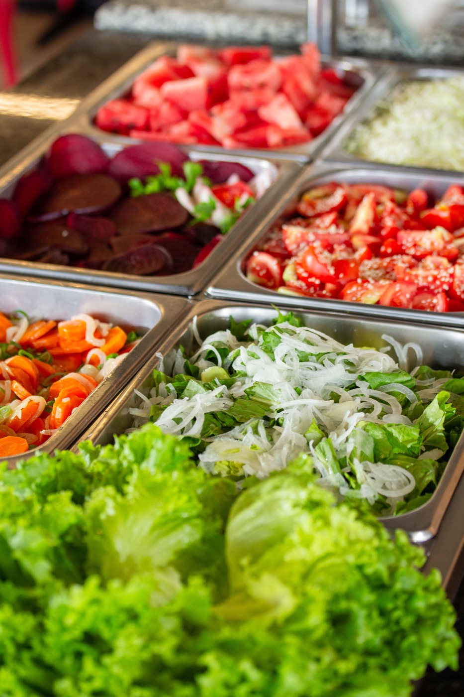 Seleção de saladas frescas no buffet do Restaurante Anzolin