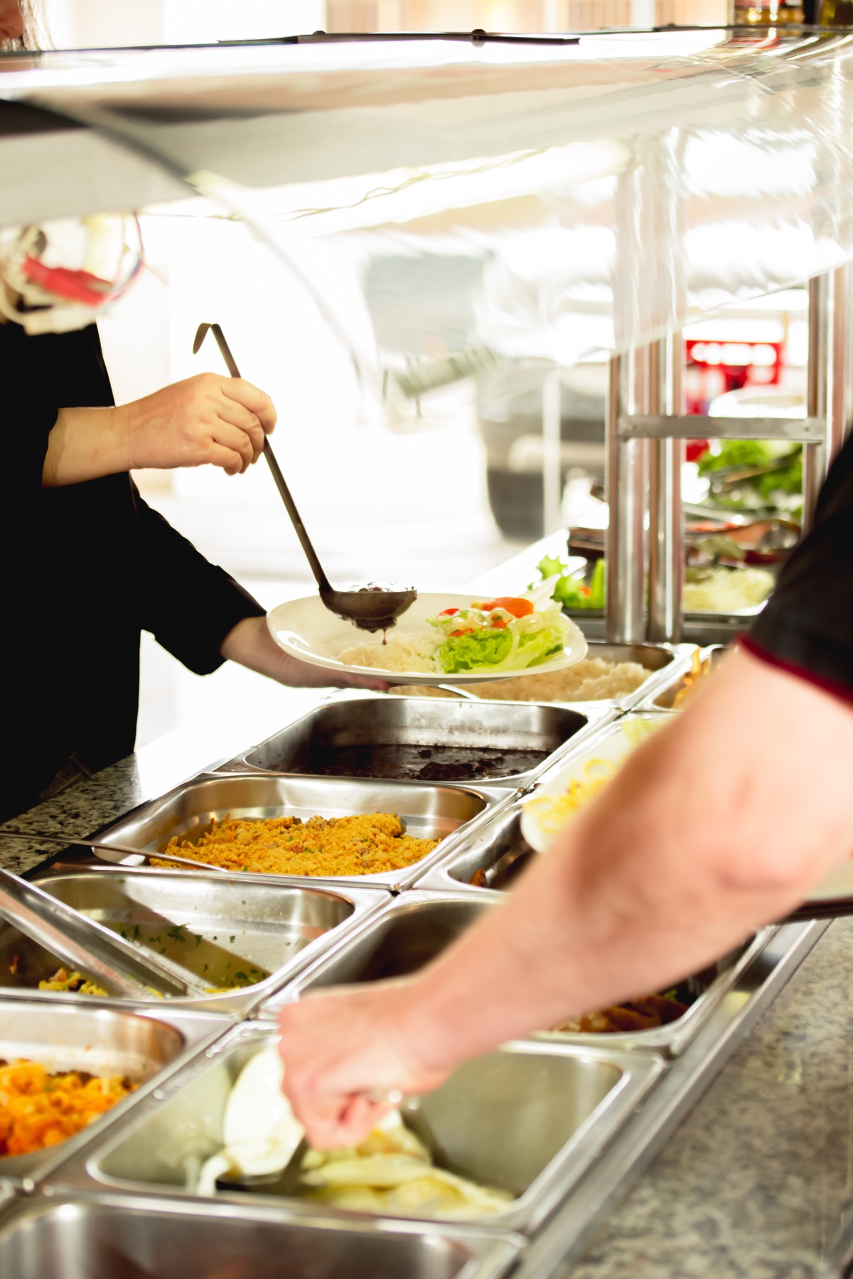 Pessoas se servindo no buffet do Restaurante Anzolin